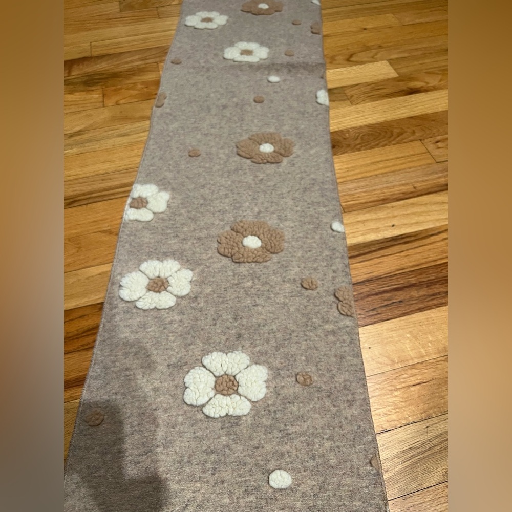 Sincerely Jules Tan Floral Scarf NWT - Picture 6 of 9